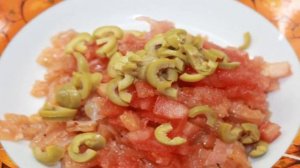 Завтрак из гренок с слабосоленым лососем и рукколой