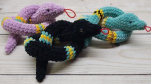 Змейка крючком// Как связать змею крючком// Змея из плюшевой пряжи// Мастер-класс на змею крючком