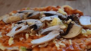 Пицца с курицей и авокадо