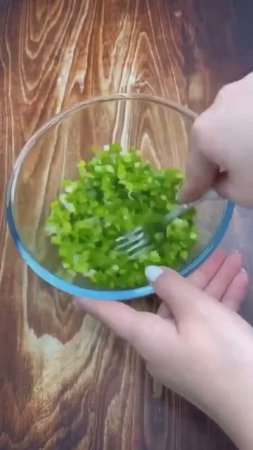 Гости на пороге, а пирог с зеленым луком заливной, уже в духовке!