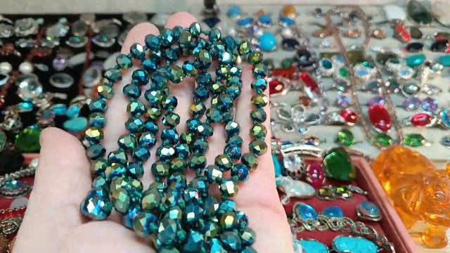 Бусы браслеты с натуральным и выращенным камнем.