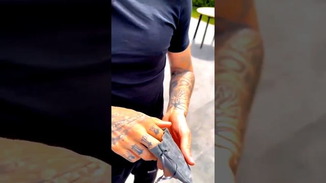 Kizaru подарили кольцо в честь Young Dolph’a смотреть онлайн