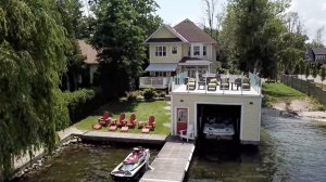 Показываю дом в Канаде со своим собственным причалом и гаражом для яхт