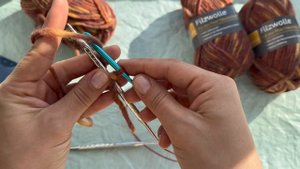 Набор петель на спицу при помощи крючка