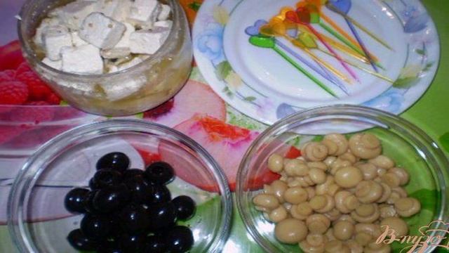 Канапе из сыра маринованного, грибов и оливок