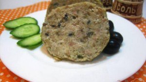 Колбаса в кружке с маслинами и грибами