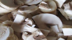 Мясные шарики с сырной и грибной начинкой.