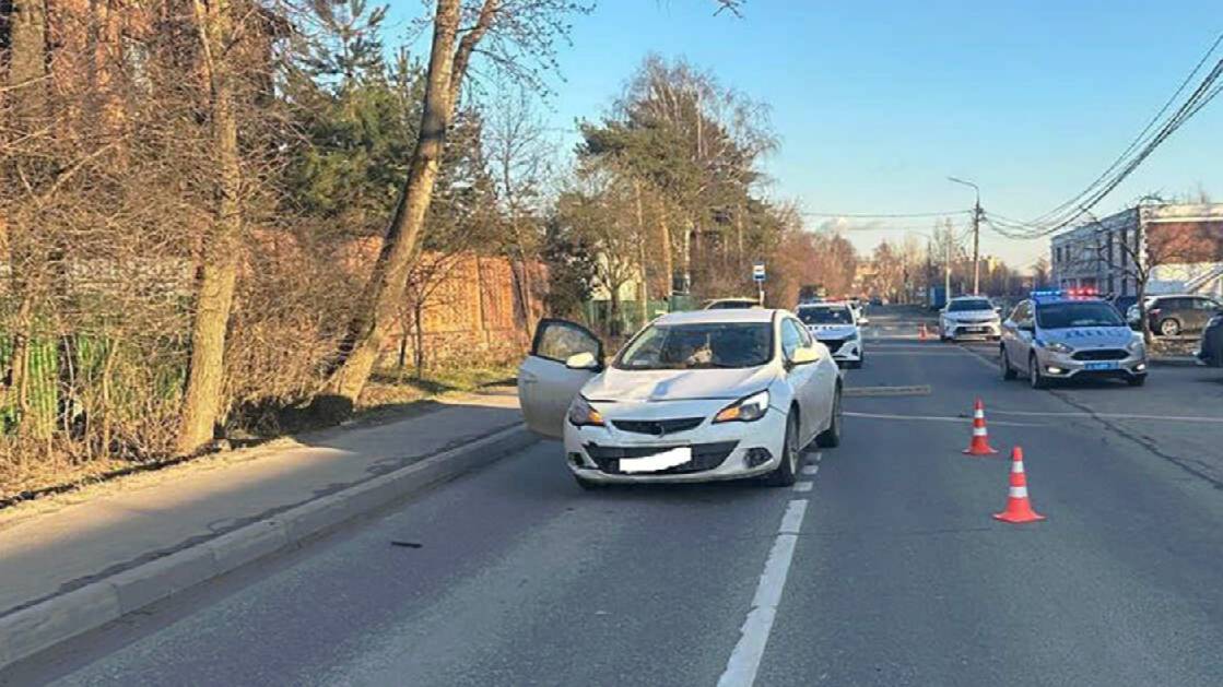 Иномарка сбила перебегавшего дорогу ребенка в Химках
