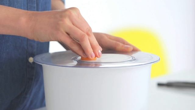 Fiskars Functional Form Salad Spinner смотреть онлайн