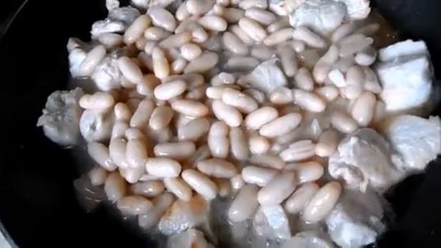 Куриное филе, тушенное в томатном соусе с консервированной белой фасолью. Гарнир подойдет любой.