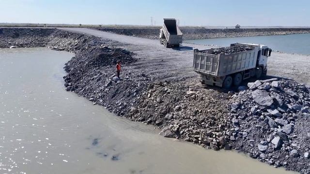 Строительство, большая засыпка, щебёнка, обзор