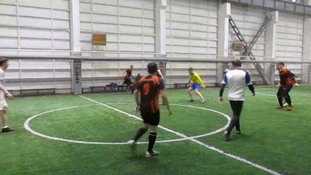 Нападающий Монолита по прозвищу Карась смотреть онлайн