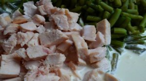 Блины с копченой курицей и фасолью