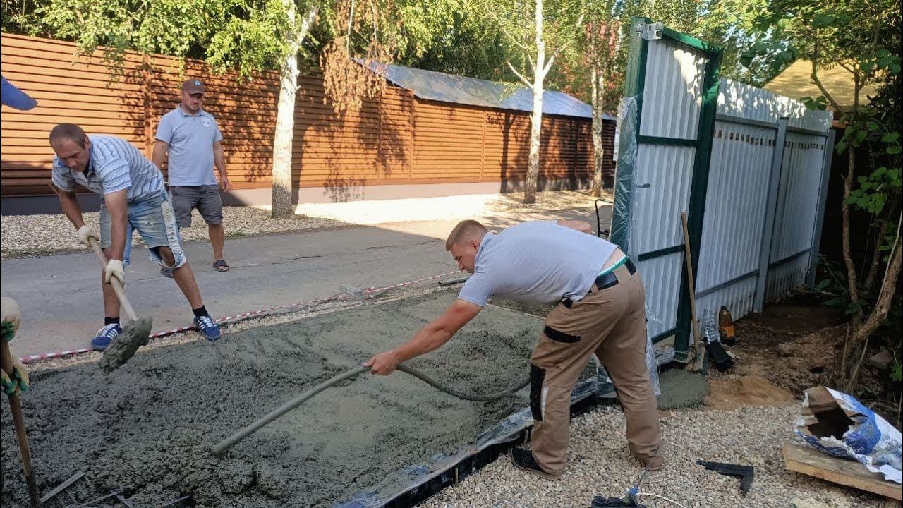 Заливаем заезд в участок бетоном М 300, укрепляем арматурой.