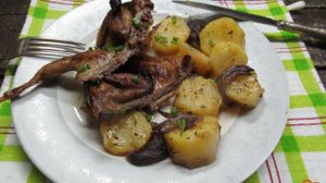 Запеченные перепела с картошкой