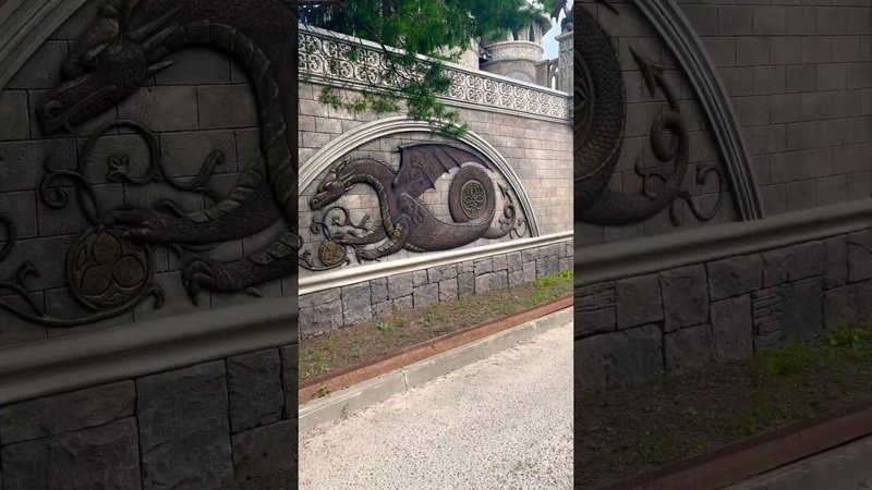Необычный забор в стиле замка