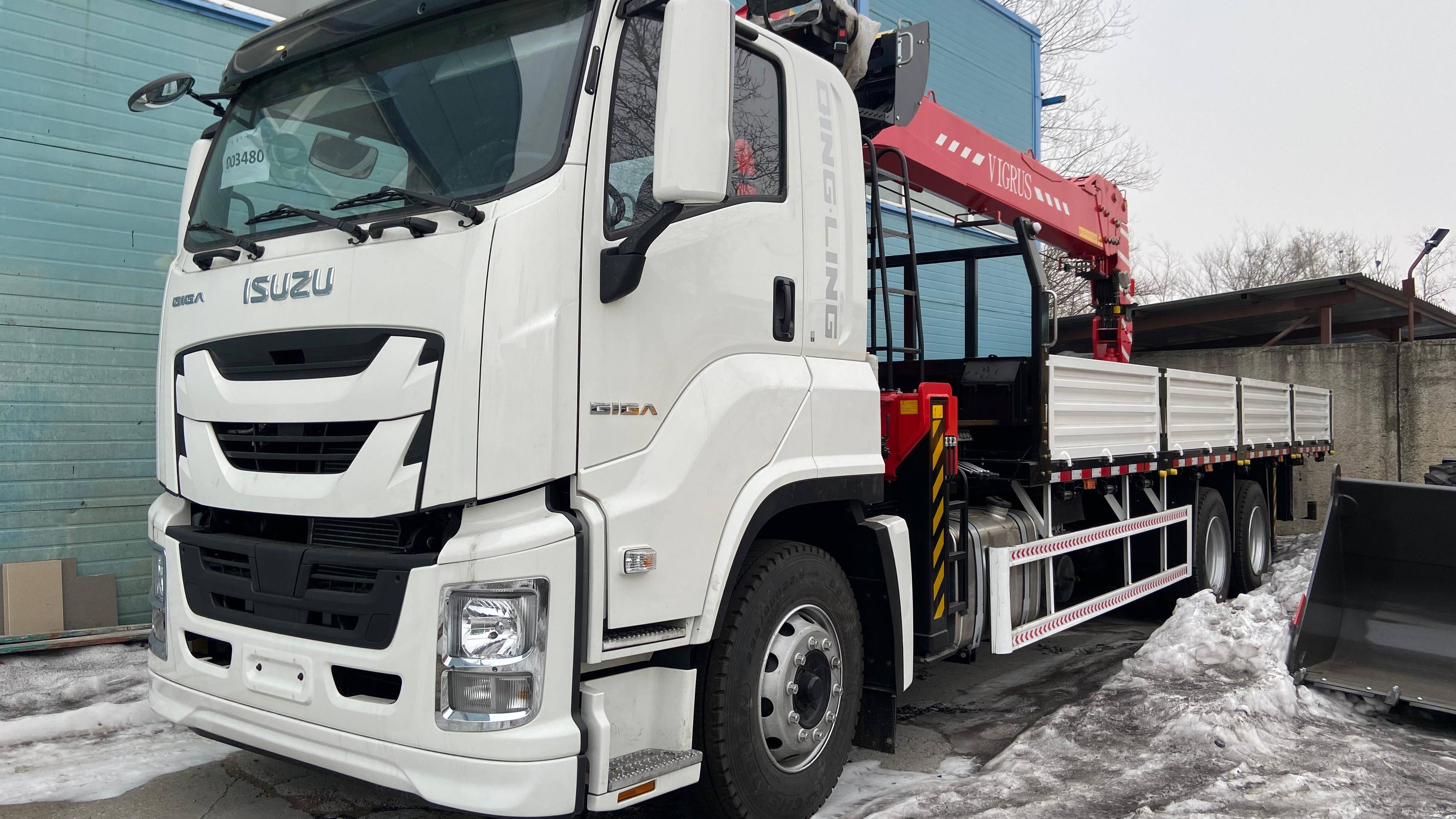 Бортовой грузовик ISUZU GIGA 6x4 с КМУ грузоподъемностью 12 тонн кузов 8,5 метров