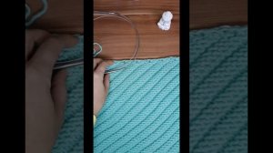 Шапка от угла спицами.