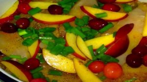 Куриное филе с нектарином и клюквой