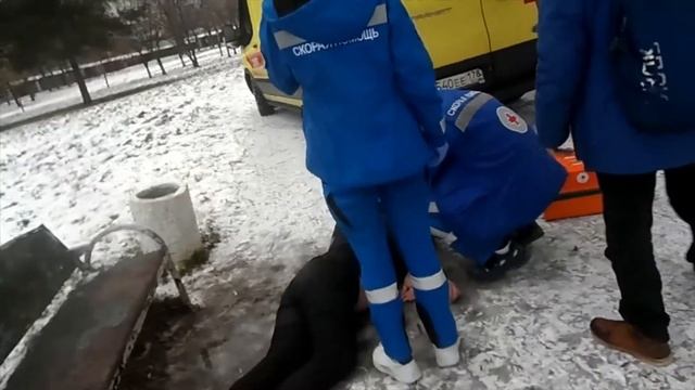 Оперативная работа врачей Скорой помощи. Спасли мужика. смотреть онлайн