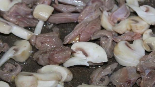 Молодой картофель с грибами и курицей