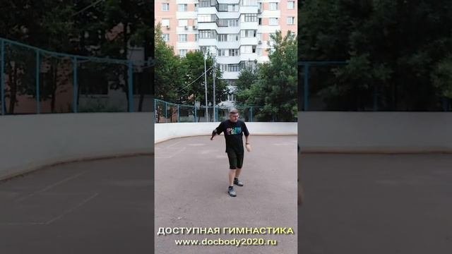 Упражнения с атлетическими булавами весом 1.0 кг на игровой площадке (16)