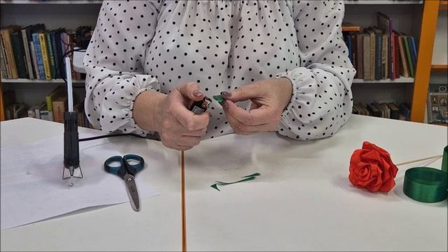 Мастер-класс Роза из атласных лент (детская библиотека №12 "Умка")