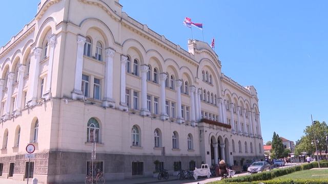Град дугује средњим школама
