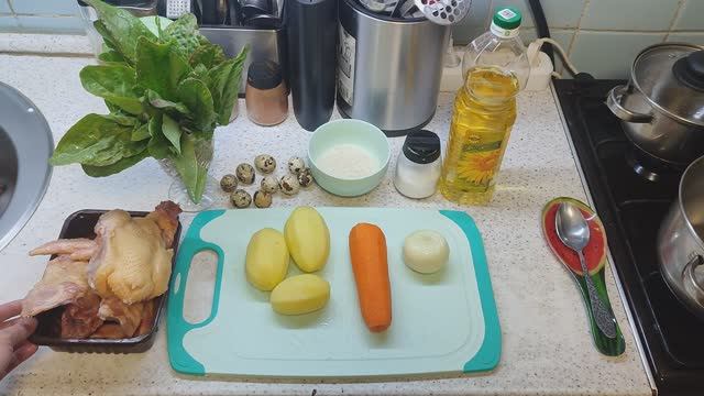 Зеленый борщ с щавелем на курином бульоне