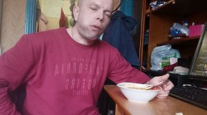 мукбанк ем щи с бутером намазаным шпиком и закусываю чеснаком
