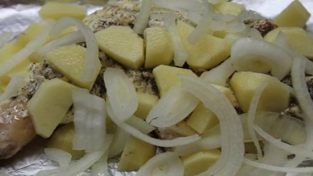 Ножка курицы запеченная с молодой картошкой и овощами