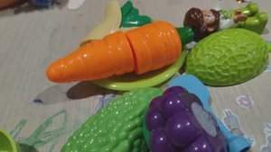 играем в детские овощи на липучках для малышей