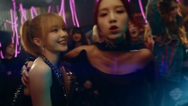 WOOAH (우아) - POM POM POM Official M/V смотреть онлайн