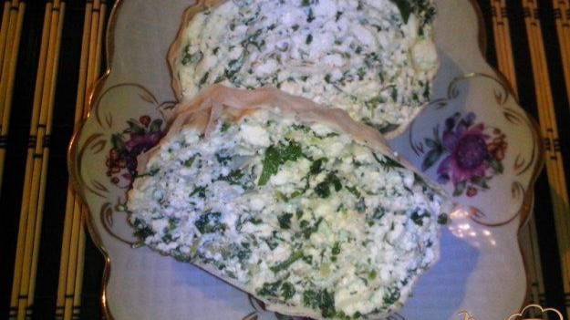 Рулет закусочный из лаваша с творогом, огурцом и шпинатом