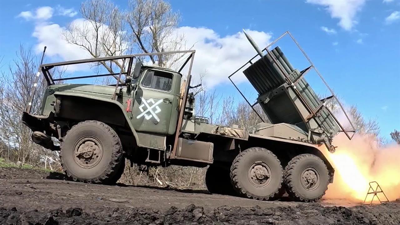 "Грады" поддерживают наступление штурмовиков, продвигающихся в сторону курского села Горналь