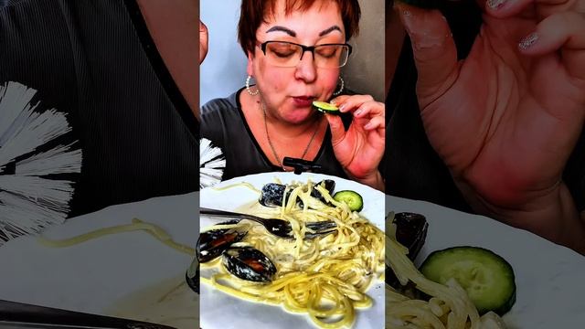 КАК ПРАВИЛЬНО СЪЕСТЬ МАКАРОНЫ С КРЕВЕТКАМИ/МУКБАНГ