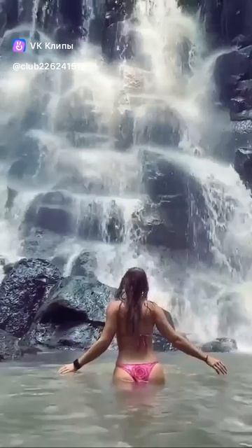 Девушка и водопад