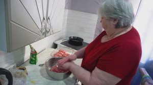 Таких вкусных котлет я ещё не пробовал Мама приготовила вкусные котлеты а сын убрался в саду