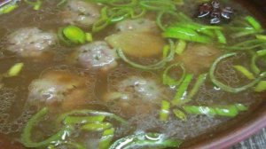 Свино-говяжьи фрикадельки в ароматном бульоне