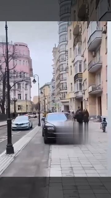 🚨Мгновенная карма на Патриарших – водитель Роллс-Ройса припарковался на тротуаре🚨