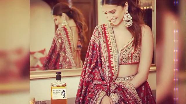 Tara is lovee.. her beauyiful and some bold pics _#tarasutaria #sabaibrahim