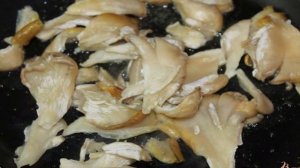 Теплый салат с вешенками, моцареллой и помидорами