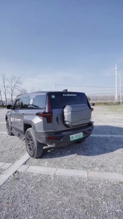 У автомобиля поворачиваются все четыре колеса.