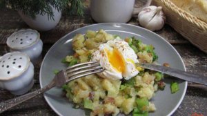 Брокколи с картофелем и яйцом пашот