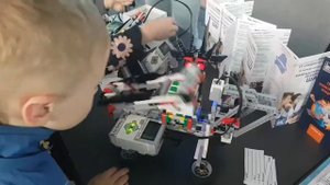 Робот собирает кубик Рубика