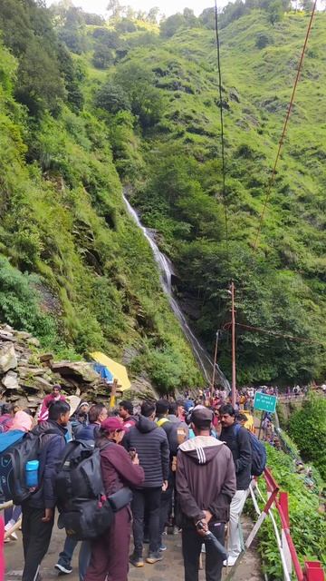 Гималайский трек в Кендрнатх.Одна волна движется ТУДА, Другая ОТТУДА. Живая река. Смотри в оба... смотреть онлайн