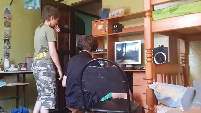 Старший брат доминирует над младшим смотреть онлайн