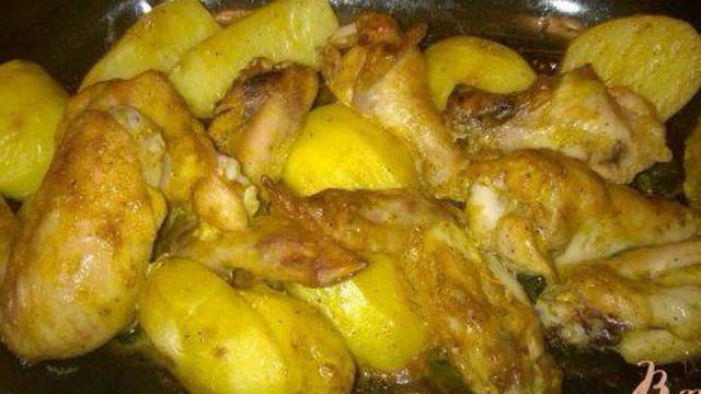 Куриные крылышки с картошкой