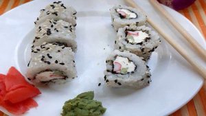 Роллы с крабовыми палочками в кунжуте