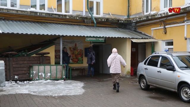 В центре Ярославля снежная глыба упала на женщину смотреть онлайн